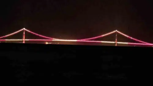 1915 Çanakkale Köprüsü şampiyonluk kutlaması için sarı kırmızıya büründü