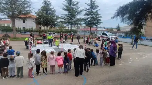 Pazaryeri minikleri trafik kurallarını sahada öğrendi