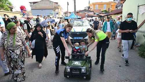 Kocaeli polisi minik Halime için bayramı eve getirdi