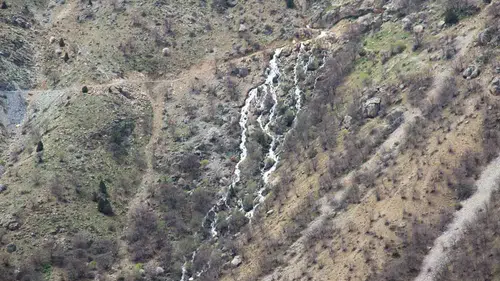 Binboğa Dağı zirvesinde eriyen karlar dev şelale oluşturdu