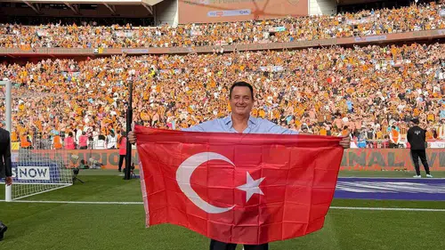 Acun Ilıcalı İngiltere sokaklarında şampiyonluk turu attı