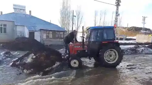 Ağrı'da eriyen karlar köyü su altında bıraktı