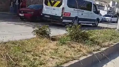 Elazığ’da öğrenci servisi trafiği birbirine kattı