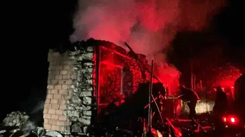 Kumluca’da gece yarısı yangını Ev küle döndü