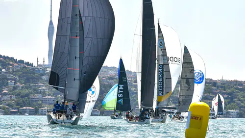 İstanbul Boğazı’nda 19 Mayıs coşkusu yelkenlerle taçlandı