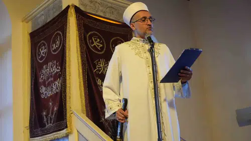 Kocaeli’deki tarihi camide 100 yıllık kılıçla bayram hutbesi