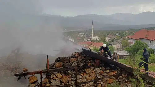 Akseki'de tarihi düğmeli ev alevlere teslim oldu