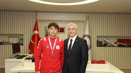 Gaziantepli genç güreşçi Avrupa podyumuna çıktı