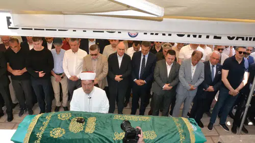 Özgür Özel amcasını son yolculuğuna uğurladı