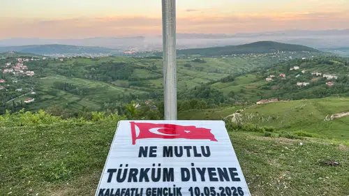 Zonguldaklı gençler köylerinin zirvesine kendi imkanlarıyla bayrak dikti