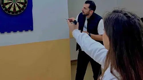 Pazaryeri’nde gençler dart turnuvasında hedefi tam on ikiden vurdu