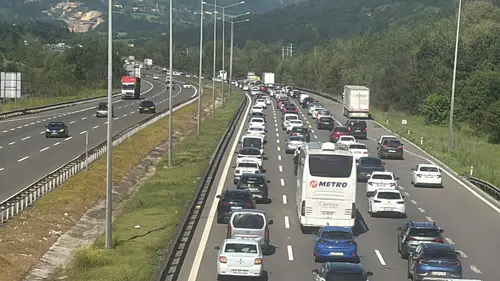 Tatilcilerin dönüş yolculuğu Bolu geçişinde trafiği kilitledi