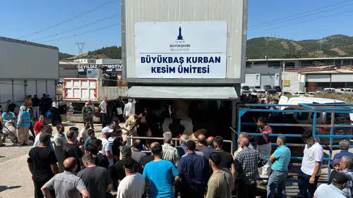 İzmir'de kurban telaşı sabahın ilk ışıklarıyla başladı