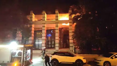 Kuşadası merkezinde metruk binada gece yangını korkuttu