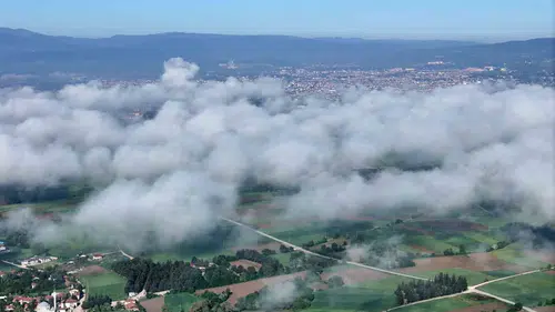 Bolu ovalarını beyaz bir çarşaf gibi kaplayan sis havadan görüntülendi