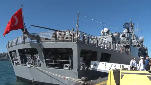 Sarayburnu'nda fetih coşkusu TCG Fatih gemisi ziyarete açıldı