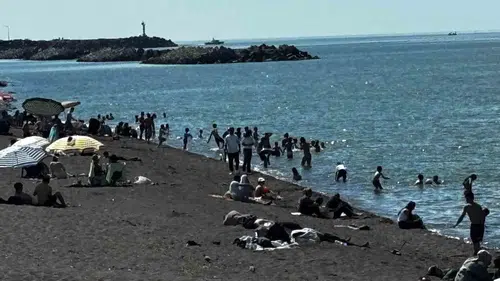Akçakoca sahillerinde bayram bereketi yaşanıyor
