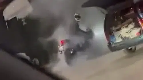 Bursa'da tehlikeli şov Benzinlikte motosikletle lastik yaktı
