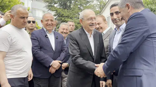 Kılıçdaroğlu bayram mesaisini evinin önünde partililerle geçirdi