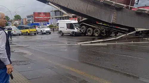Ankara'da kamyon faciası Üst geçit çöktü