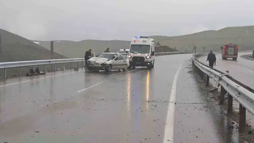 Erzurum yolunda beş araç birbirine girdi