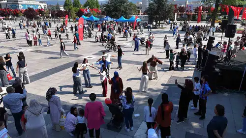 Düzce 19 Mayıs coşkusunu sokaklarda yaşadı