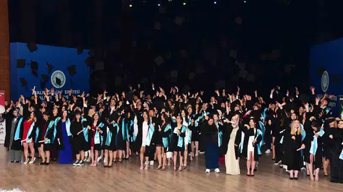 Balıkesir Üniversitesi Turizm Fakültesi öğrencileri diplomalarını aldı