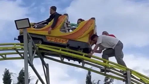 İzmir'de lunapark faciası Vatandaşlar metrelerce yüksekte asılı kaldı