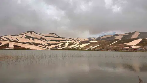 Antalya sahilleri yanarken Torosların zirvesi karlar altında kaldı