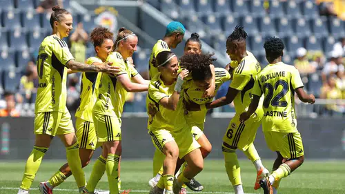 Fenerbahçe Kadın Futbol Takımı şampiyonluk kupasını gol yağmuruyla kutladı