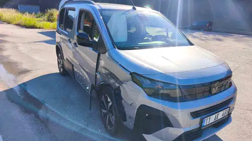 Bilecik yolunda dönüş kazası 4 kişiyi hastanelik etti