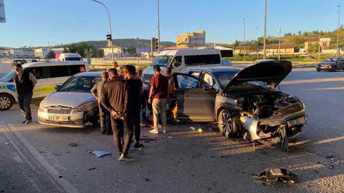 Elazığ’da kavşak kazası 4 kişi hastaneye kaldırıldı