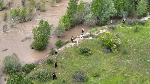 Sivas’ta trafik kazası sonrası çaya atlayan genç kız aranıyor