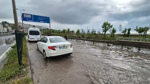 Zonguldak İstanbul yolunda sağanak ulaşımı felç etti
