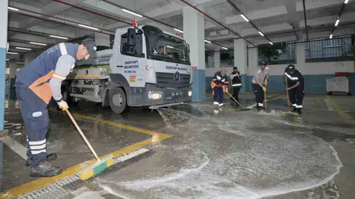 Esenyurt Belediyesi kurban alanlarını bayram sonrası arındırıyor