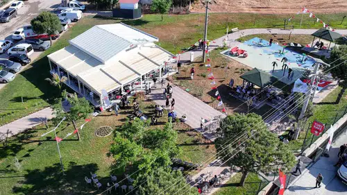 Efeler’de öğrencilerin yeni buluşma noktası kapılarını açtı
