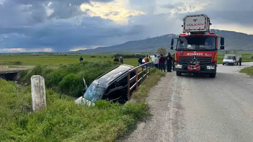 Muradiye yolunda direksiyon hakimiyetini kaybeden sürücü kanala uçtu