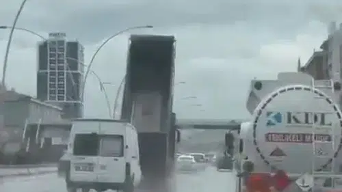 Ankara'da kamyon faciası Damper açık unutulunca üst geçit çöktü
