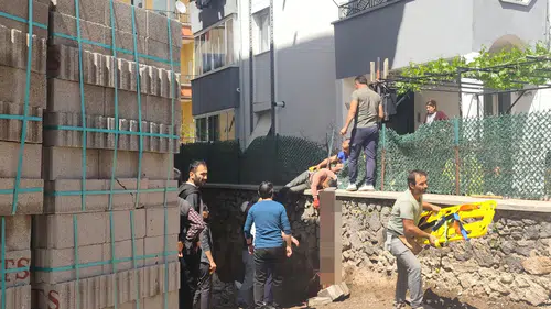 Aksaray'da inşaat işçisi çatıdan düşerek ağır yaralandı