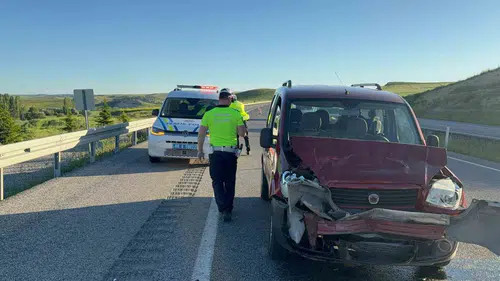 Yozgat yolunda iki araç çarpıştı 8 kişi hastaneye kaldırıldı