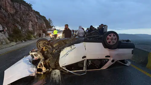 Muğla’da yağışlı yolda kontrolden çıkan araç uçurumun eşiğinden döndü