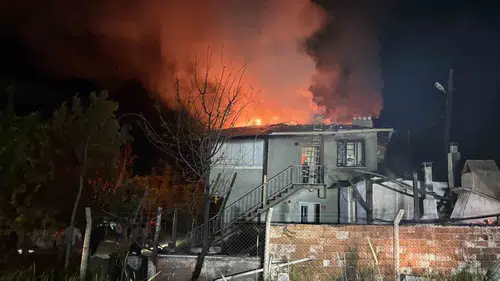 Kastamonu Tosya’da bir ev alevlere teslim oldu