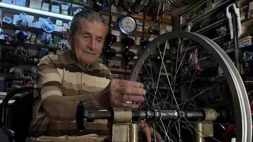 Kocaeli’de 85 yaşındaki usta 72 yıldır bisiklet tamir ediyor
