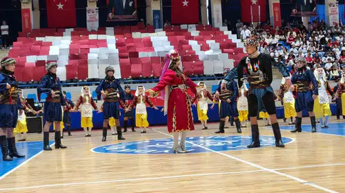 Aydınlı gençler 19 Mayıs coşkusunu spor salonlarına taşıdı