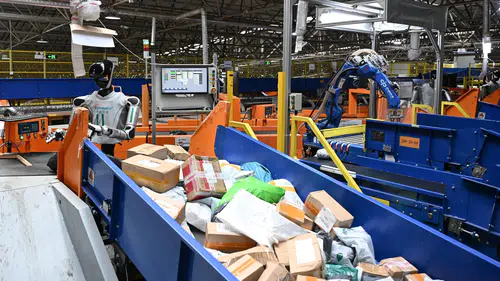 Çin kargo merkezlerinde insan gibi çalışan robotlar dönemi başladı