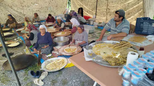 Çameli halkı mezarlıkta bayram sofrasında buluştu