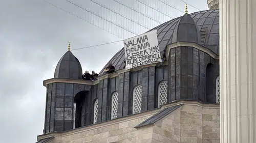 Sivas'ta cami inşaatı işçileri paralarını alamayınca kubbeye çıktı