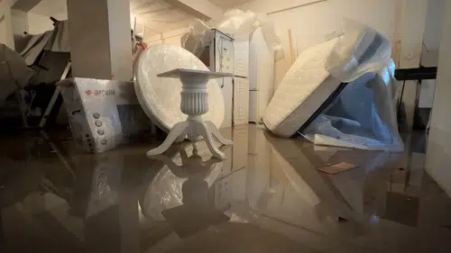 Safranbolu’da aşırı yağış sokakları yuttu