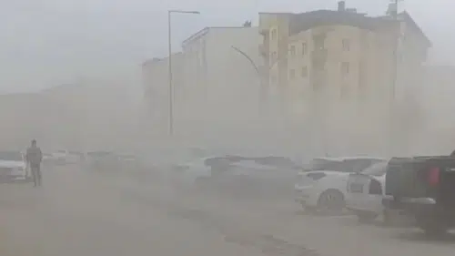 Yüksekova'da fırtına çatıları uçurdu