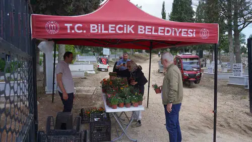 Bilecik’te bayram sabahı mezarlık ziyaretlerine çiçekli dokunuş